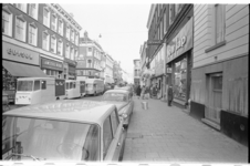 20865-7-41 De Oude Binnenweg met zijn vele bruine cafés gezien in oostelijke richting vanaf de hoek met het Eendrachtsplein.