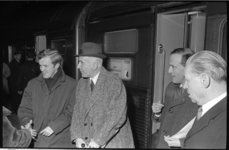 20873-3-39 Dirigent Jean Fournet (met hoed) en zijn vrouw worden op het Centraal Station verwelkomd door Edo de Waart ...