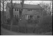 20873-6-11 Het woonhuis en de tuin van burgemeester W. Thomasssen en zijn echtgenote aan de Ringvaartweg 134.