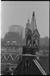 20877-5-21 De klokketoren van de Deutsche Evangelische Kirche (Zwarte Paardenstraat 97). Op de achtergrond de toren van ...