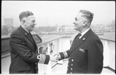 20902-7-14 Na 41 jaar dienst bij de Holland-Amerika Lijn neemt commodore Auke de Jong (rechts) afscheid van F. G. A. ...