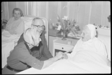 2091 Burgemeester G.E. van Walsum en zijn echtgenote Van Walsum-Quispel bezoeken de 104-jarige mevrouw P. van ...