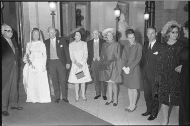 20910-6-18 Groepsfoto: Prinses Irene (vierde van rechts), vergezeld van haar echtgenoot Carlos Hugo van Bourbon-Parma, ...