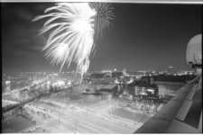 20916-6-5 Vuurwerkshow tijdens Koninginnedag op het Pompenburg, gefotografeerd vanaf het Shell-gebouw Hofplein. Links ...