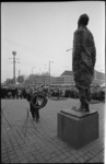 20925-2-34 Burgemeester W. Thomassen legt de eerste krans bij het monument 'Ongebroken verzet' van de beeldhouwer ...