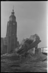 20930-5-38 Een vallend brok muur tijdens de sloop van de Sint-Laurentius- en Ignatiuskathedraal aan de Westzeedijk 90, ...