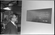 20931-7-8 Wethouder J. Reehorst heeft zojuist in het metrostation Rijnhaven een plaquette onthuld.