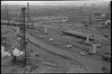 20933-6-10 Twee verkeershulpbruggen van het nieuwe verkeersknooppunt Kleinpolderplein (in-wording), gefotografeerd ...