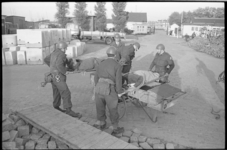 20939-7-20 Militairen verplaatsen twee gewonden op brancards tijdens BB-oefening rond de Waalhaven; in samenwerking met ...