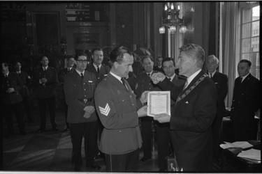 20945-7-37 Burgemeester W. Thomassen overhandigt een onderscheiding aan een vertegenwoordiger van de ...