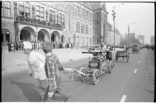 20954-1-35 Historie-defilé met oude brandweervoertuigen op de Coolsingel voor het stadhuis.
