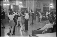 20959-2-20 Dansende jongeren op een beatfeest van de Rotterdamse Raad voor Jeugd en Jongeren in de Burgerzaal van het ...