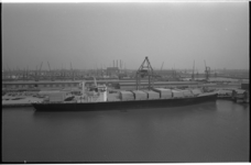 20967-6-11 Hoog totaaloverzicht van het twee weken oude containerschip 'American Lancer', afgemeerd bij Europe ...