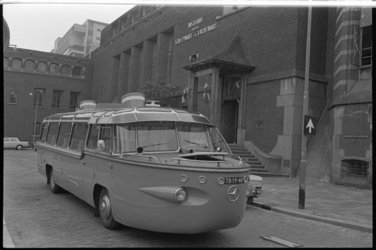 20996-4-26 Een bootbus (of busboot) komt aanrijden voor de ingang van het Instituut voor Scheepvaart en Luchtvaart. ...