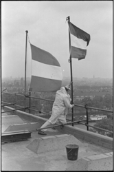 21007-7-41 De vlag gaat in top tijdens het bereiken van het hoogste punt bij de bouw van het bejaardencentrum 'De Kolk' ...