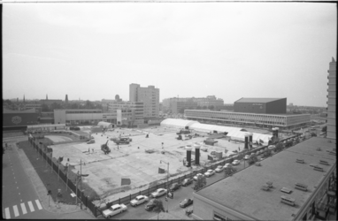 21016-7-39 Hoog overzicht van dak ondergrondse parkeergarage aan het Schouwburgplein dat als autovrij plein wordt ...