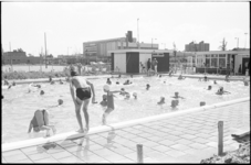 21017-6-32 Zwemmende mensen en ingebruikname Zwembad West aan de Spaanseweg.
