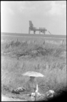 21018-7 Dame onder een parasol recreëert naast een nieuwe route door toeristisch gebied van de Brielse Maas. Op de ...