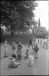 21032-4-31 RekreAfri, straatspelen op het Polderplein voor de kinderen van de Polderbuurt in vakantietijd.
