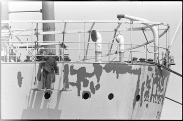 21033-2-24 Classificeerders aan het werk met het onderhoud van het achtersteven van een Grieks schip.