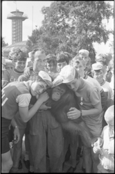 21034-5-15 De achtjarige dwergchimpansee Wilma (als Tourmiss) te midden van de winnaars van 'Tour de Frats', de ...