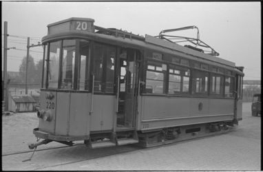 21043-6-25 Oude tweeasser-tram nr. 220 van lijn 20 bij de RET-remise aan de Kleiweg.