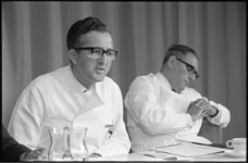 21059-1-8 Dr. D. Vervat (rechts) en prof. dr. H.K.A. Visser (links) van het Sophia Kinderziekenhuis tijdens ...