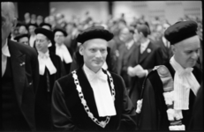 21169-5-31 Prof. W.J. Slagter, rector-magnificus van de Nederlandse Economische Hogeschool (links), rechts naast hem ...