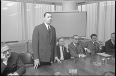 21188-2-33 Voorzitter van het Openbaar Lichaam Rijnmond, W.A. Fibbe, (2e van links) tijdens een persconferentie; links ...
