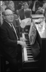 21191-3-34 Huispianist van nachtclub De Pul.
