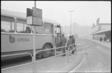21198-6-26 Passagiers kunnen op het Delftseplein, naast het Centraal Station, in een autobus stappen. De naam van de ...