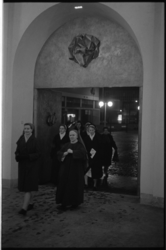 21242-6-26 Deelnemers aan de Kerkentocht bij de ingang van de Sint-Laurenskerk.