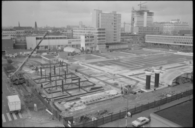 21256-1-5 Hoog overzicht van Schouwburgplein, gefotografeerd vanaf de Karel Doormanstraat. Links de bouw van de ...