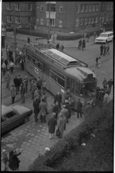 21276-6-31 Een tramrijtuig van lijn 11 is uit de rails gelopen in de Huygensstraat, ter hoogte van de Brederodestraat ...