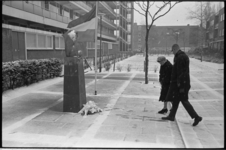 21295-5-11 Herdenking bij oorlogsmonument 'Treurende Vrouw' in het binnenhofje Goereesestraat.
