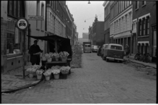 21299-3-32 Gezien vanuit de Oude Binnenweg de Mauritsstraat met links stomerij Palthe en de bekende bloemenman naast ...