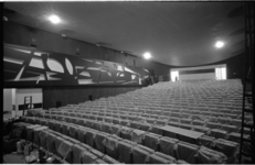 21302-4-41 Interieur nieuwe bioscoop Calypso (Mauritszaal van het voormalige AMVJ-gebouw) aan de Mauritsweg naar ...
