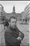 21367-3-2 Een op het Stadhuisplein gemaakt portret van prof. dr. P.J.A. ter Hoeven, hoogleraar sociologie aan de ...