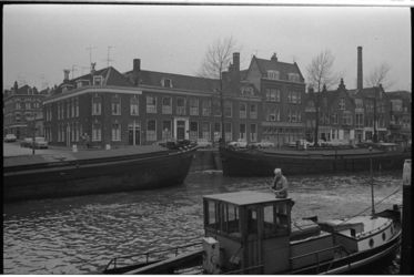 21371-6-33 Binnenvaartschepen in de Aelbrechtskolk in historisch Delfshaven. Huizen staan aan de Voorhaven, onder ...