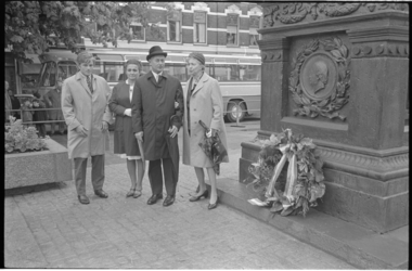21380-6-16 Franse nazaten van T.J. Stieltjes sr. staan naast de zojuist gelegde krans tijdens de herdenking bij het ...