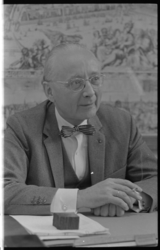 21407-6-17 Portret van ir. J.A.C. Tillema, de scheidende hoofddirecteur van de Dienst van Gemeentewerken.