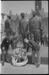 21410-3-32 Kranslegging door Amerikaanse- en Canadese oud-oorlogsvliegers bij het Monument voor Gevallenen op het ...
