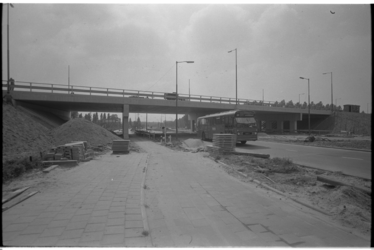 21421-2-28 Werkzaamheden bij viaduct Vaanweg, over de Slinge, met passerende RET-bus.