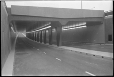 21436-7 De verkeerstunnel onder het Churchillplein verbindt de Blaak met de Westblaak.
