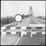 21441-2-2 Hekken voor de toegang tot de Barendrechtse brug over de Oude Maas.