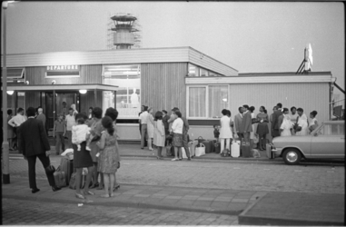 21453-2-19 Inwoners van Suriname zijn gestrand op Luchthaven Zestienhoven omdat het chartertoestel van Aero Contacts ...