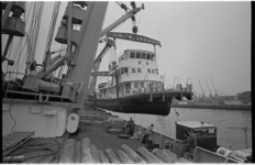 21470-4-2 Duwboot wordt aan bood gehesen en op het dek van de Spitzfels gezet door kraanschip Challenger aan Pier 1 in ...