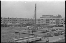 21494-1-5 Overzicht bouwterrein voor een studentenflat aan het Jacob van Campenplein in de Prins Alexanderpolder.