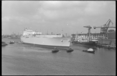 21496-5-31 Werelds grootste gastanker Polar Alaska brengt bezoek aan Rotterdam en is op weg naar scheepswerf RDM.