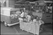 21536-5-15 Personeel van de Rotterdamse Electrische Tram (RET) verzamelt in de remise Kleiweg papier voor de RET-harmonie.
